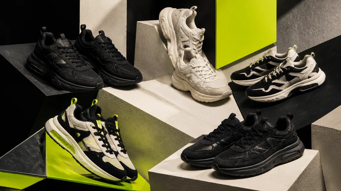 Snygga sneakers uppställda mot en grafisk färgbakgrund