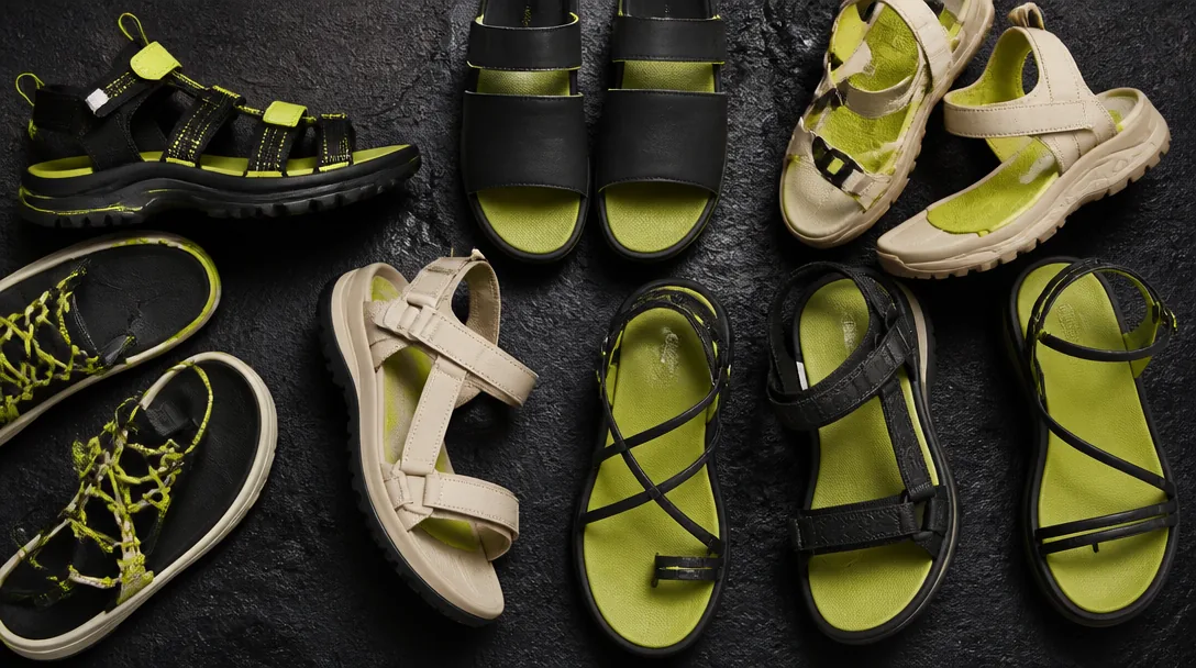 Urval av damsandaler – vandringssandaler, slip-ins och ankelremssandaler i editorial flatlay